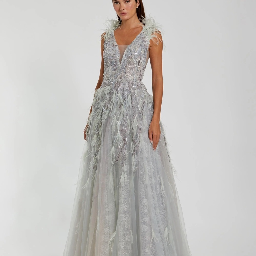 Mac Duggal NWT Elegant Feathered Green Seafoam Gown in size 16